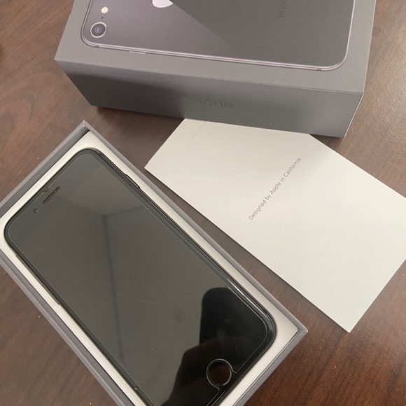 iPhone 8 - Picture 2 of 4